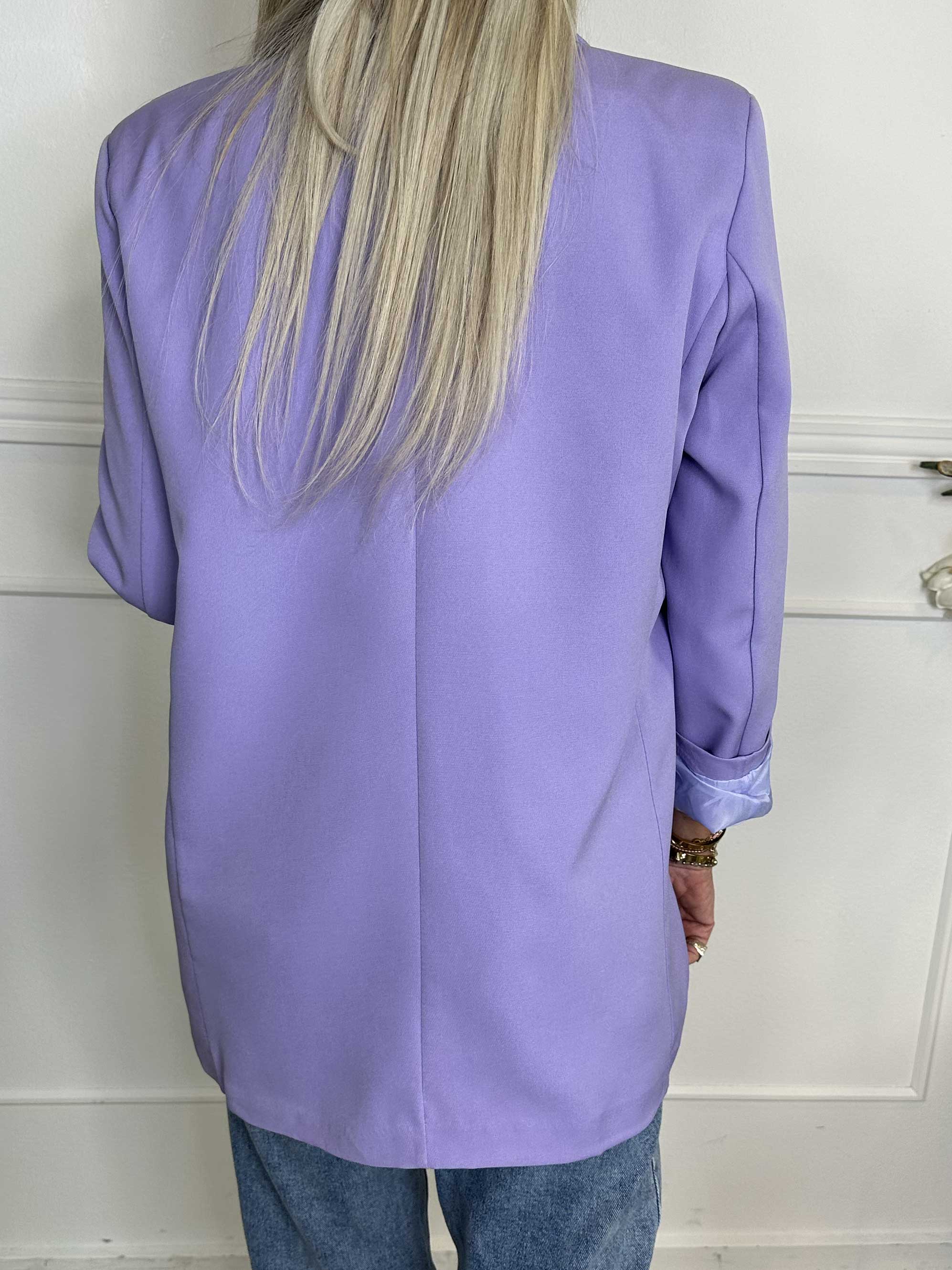 Kaisa - Farvet stilren blazer med knapper